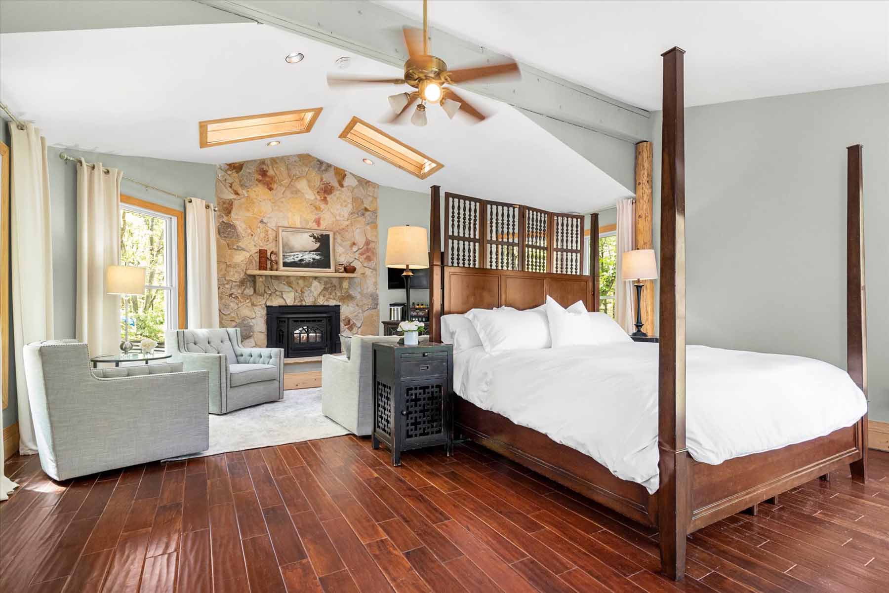 921 Lakeside | Luxury Lakefront Vacation Rental in West Virginia